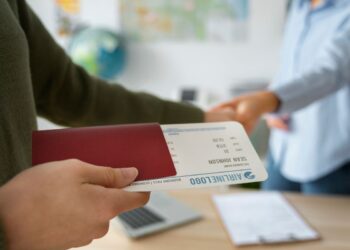 Adeus, passaporte? Brasileiros precisarão de novo documento para visitar a Europa em 2026