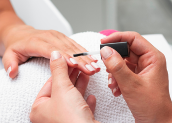 Alerta da Anvisa que toda mulher que pinta unhas não pode ignorar