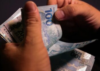 Brasileiros foram notificados sobre aumento de mais R$ 103,00 no salário mínimo