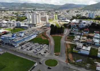 Cidade “colada” em Florianópolis tem custo de vida 25% menor e oferece as mesmas riquezas naturais
