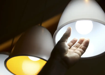 Conta de energia elétrica vai disparar nos próximos meses e brasileiros precisam se preparar