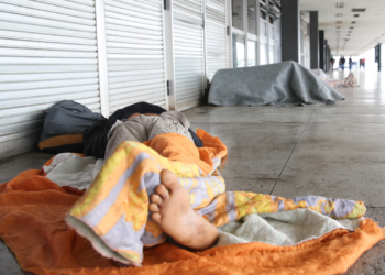 Moradores de rua correm risco de perder o Bolsa Família em 2026
