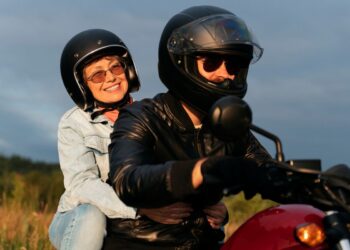 Moto com duas pessoas agora pode dar multa de mais de R$ 2 mil nessas cidades