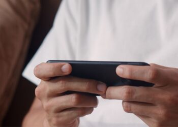 O que acontece no cérebro de quem é viciado nos “joguinhos de celular”?