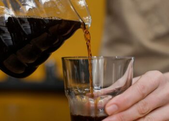Por que é importante beber água antes de tomar café, segundo a ciência?
