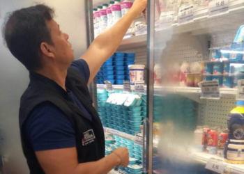 Procon confisca produtos estragados de supermercado popular no Nordeste