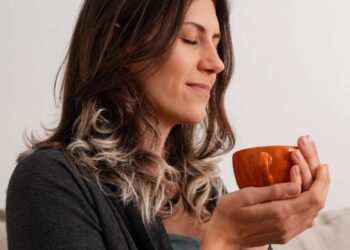 Qual é o chá “mágico” para tomar antes de dormir e ter um sono profundo como o de um bebê?