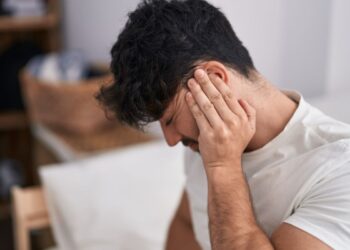 Se você ouve esse zumbido no ouvido, seu corpo pode estar tentando te alertar sobre algo sério