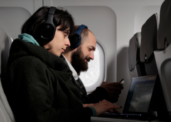Vídeos no avião só com fones: passageiro que não utilizar pode ser banido desta companhia