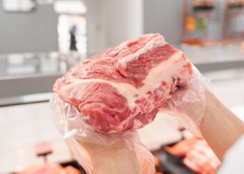 Você descongela comida assim? A ciência diz que isso pode colocar sua saúde em risco