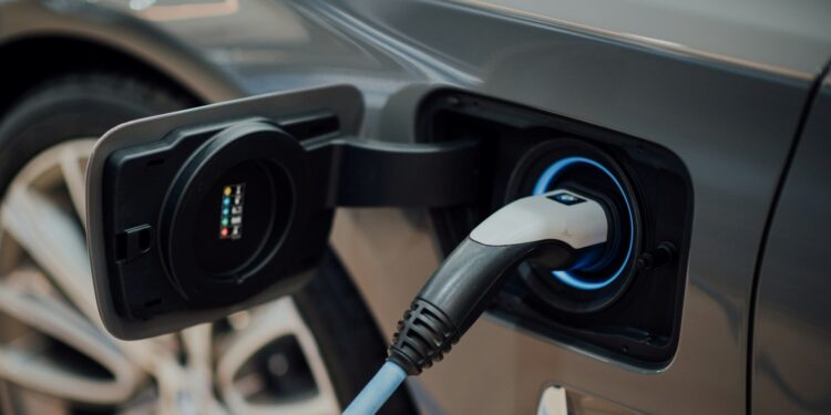 Carros elétricos agora poderão ser recarregados em menos de 10 minutos, com nova bateria da BYD