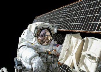 Enquanto o salário mínimo no Brasil é R$ 1.621, veja quanto ganha um astronauta da NASA