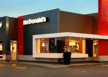 Ratos invadem cozinha do McDonald’s e restaurante é obrigado a fechar neste país