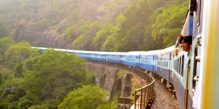 Passeio de trem que leva 5 horas custa apenas R$ 35 e virou atração mundial pela vista e nostalgia