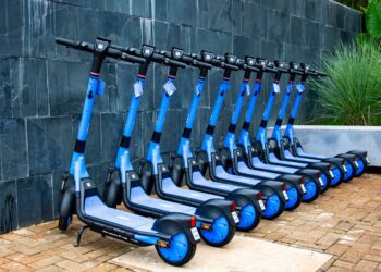Nova regra proíbe conduzir patinetes elétricos com fones de ouvido ou sob efeito de álcool