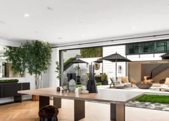 Estrela do pop vive em mansão de R$ 77 milhões com 700 m², 5 quartos e 7 banheiros