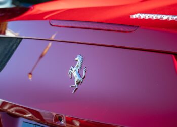 Proibido pela Ferrari, Justin Bieber fica impedido de comprar carro igual ao de Neymar
