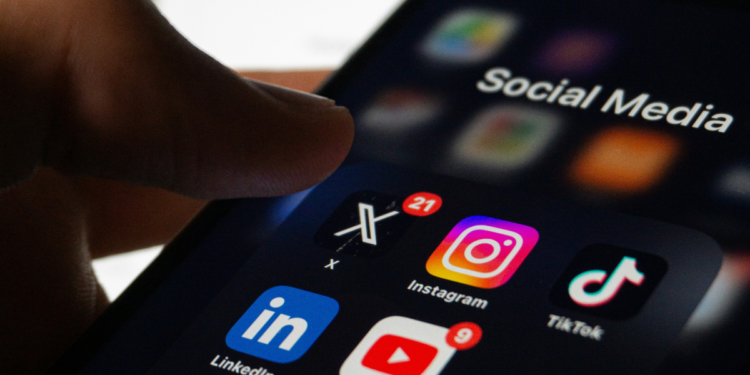 Adeus, Instagram, TikTok e WhatsApp: menores de 15 anos serão proibidos de acessar redes sociais após decisão da Justiça neste país