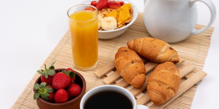 Pães, frutas e café