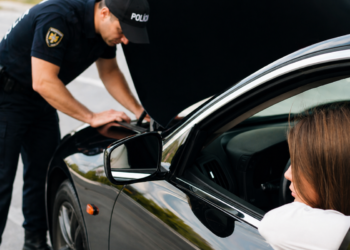 Polícia vai verificar os veículos e motoristas que forem pegos sem esse item no carro terão que pagar multa de R$ 880,41