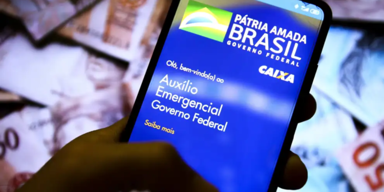 INSS pede para que aposentados abram a conta da Caixa no dia 24/04 para resgatarem presente especial