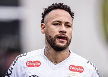 Neymar oom a camisa do Santos