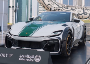 No “país dos milionários”, a polícia usa supercarros como Lamborghini e Ferrari para perseguir bandidos