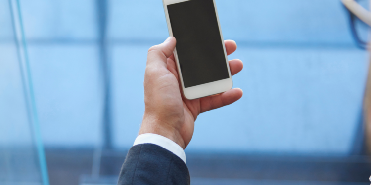 O que significa o hábito de checar o telefone assim que entrar num elevador, segundo a psicologia