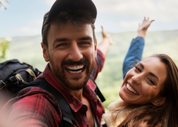 País mais feliz do mundo está convidando brasileiros para estudarem lá