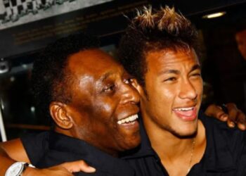 Neymar ainda jovem junto de Pelé