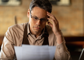 Quase 6 em cada 10 brasileiros vivem com esse problema no salário, segundo nova pesquisa