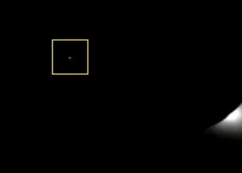 O que era o objeto brilhante no espaço visto ao vivo na transmissão da NASA?