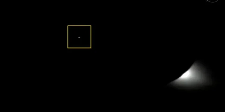 O que era o objeto brilhante no espaço visto ao vivo na transmissão da NASA?