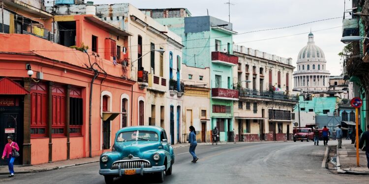 Presidente decide doar quase R$ 6.000 para ajudar as pessoas em Cuba