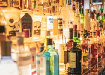 O álcool “menos perigoso”: cientistas apontam a bebida que aumenta sua longevidade