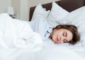 O que a psicologia revela sobre quem dorme com vários travesseiros ao redor do corpo