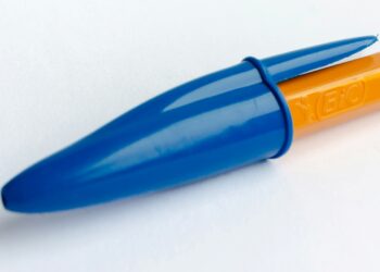 Para que serve o furinho na ponta da tampa da caneta BIC?