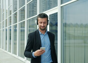 Por ordem do governo, as pessoas que caminharem com o celular na mão serão multadas de imediato neste país