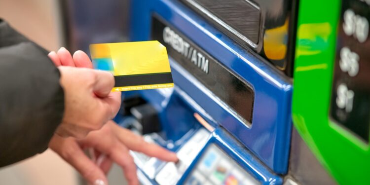 Vão multar as pessoas que retirarem ou depositarem dinheiro no caixa eletrônico desta forma: já está confirmado neste país