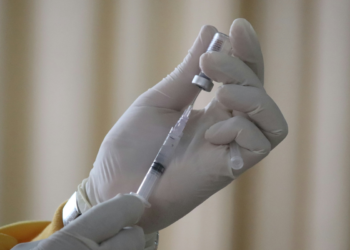 Adultos 50+ recebem alerta importante sobre vacina que ajuda a evitar doença grave