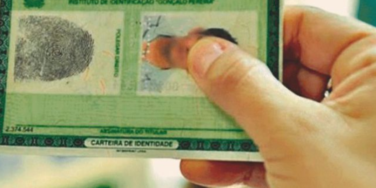 Brasileiros entram em alerta após governo divulgar troca obrigatória do RG antigo