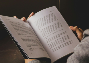 Brasileiros recebem notícia sobre novo programa que paga R$ 100 por leitura de livros
