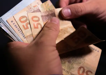Enquanto o salário mínimo é de R$ 1.621, esse foi o salário “padrão” dos brasileiros em 2025