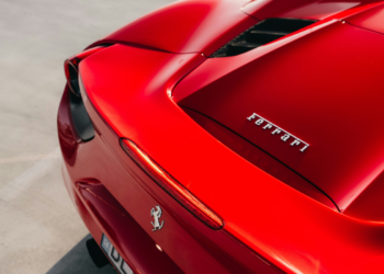 Ferrari ignora repercussão negativa e confirma lançamento inesperado da marca