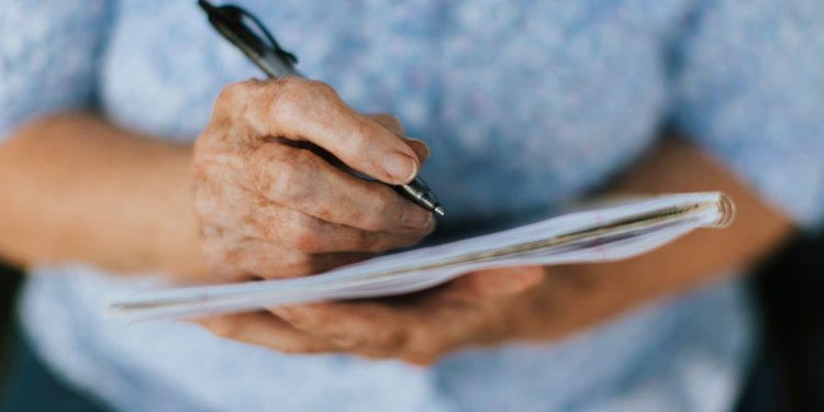Fora o novo RG, idosos que atingirem os 60 anos devem solicitar outro documento obrigatório