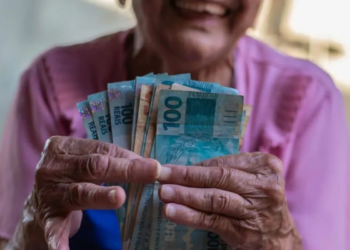 Governo pode pagar quase R$ 2.000 para brasileiros que passaram dos 60 anos