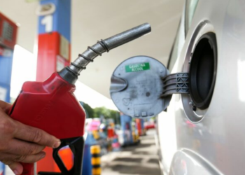 Governo vai retirar imposto da gasolina e preço do combustível deve despencar nos próximos dias neste país