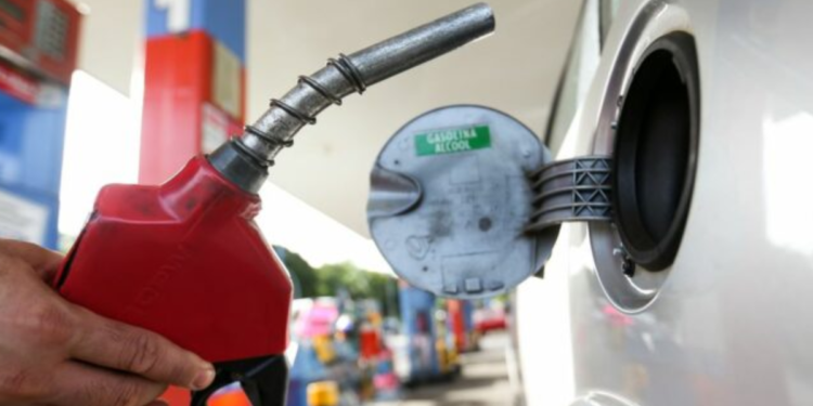 Governo vai retirar imposto da gasolina e preço do combustível deve despencar nos próximos dias neste país