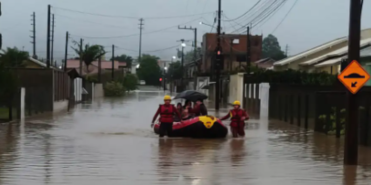Chegada de fenômeno natural se aproxima e autoridades alertam para risco de enchentes no Brasil