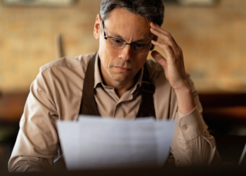 Mais de 60% dos trabalhadores no Brasil enfrentam este problema no fim do mês com o salário